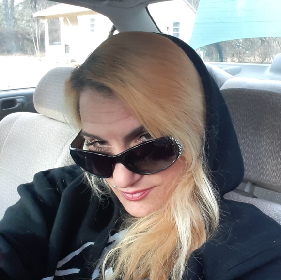 Meet your Posher, Stephanie - Picture 3 of 4